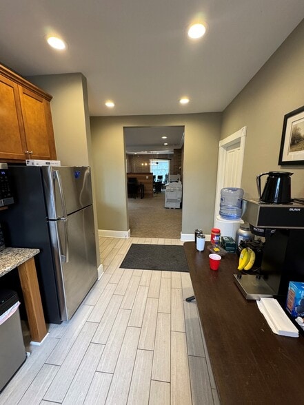 More Photos Of 640 W University Dr, Rochester Office Residential For Lease