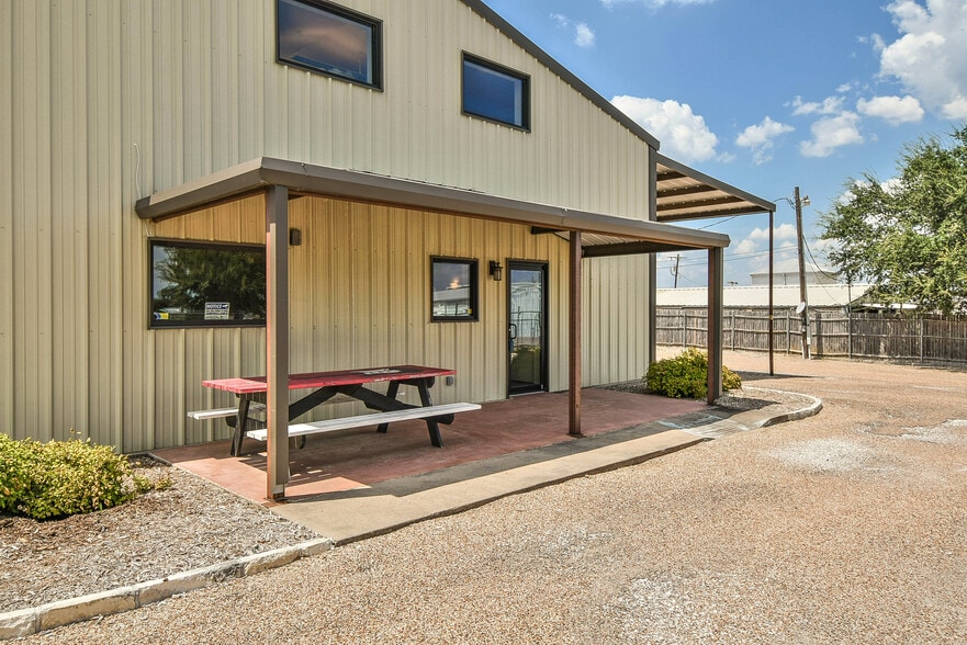 More Photos Of 202 Daisy Dr, Granbury Manufacturing For Sale