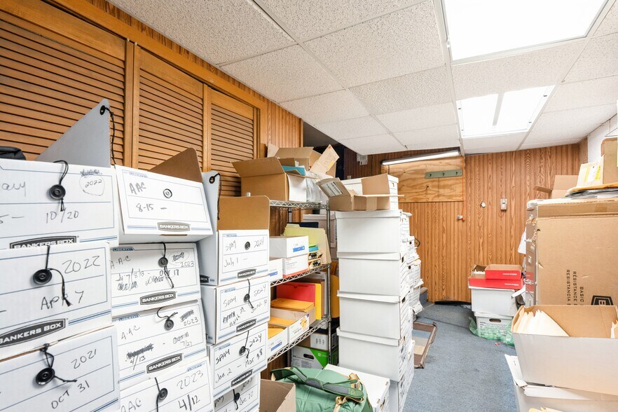 More Photos Of 1964 Indianola Ave, Des Moines Office For Sale