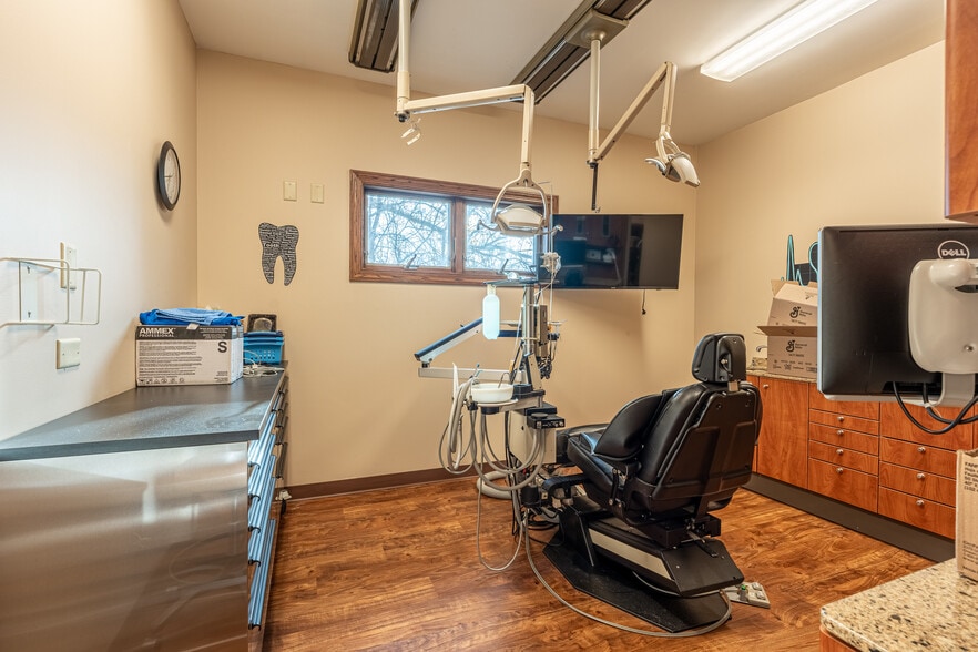 More Photos Of 1107 S Mulford Rd, Rockford Office For Sale