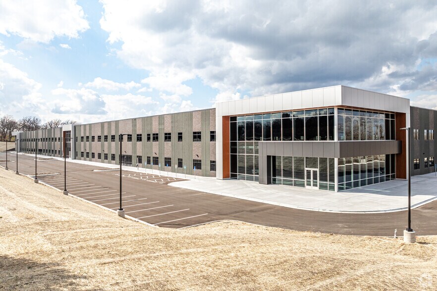 More Photos Of 651 Douglas Dr N, Golden Valley Warehouse For Lease