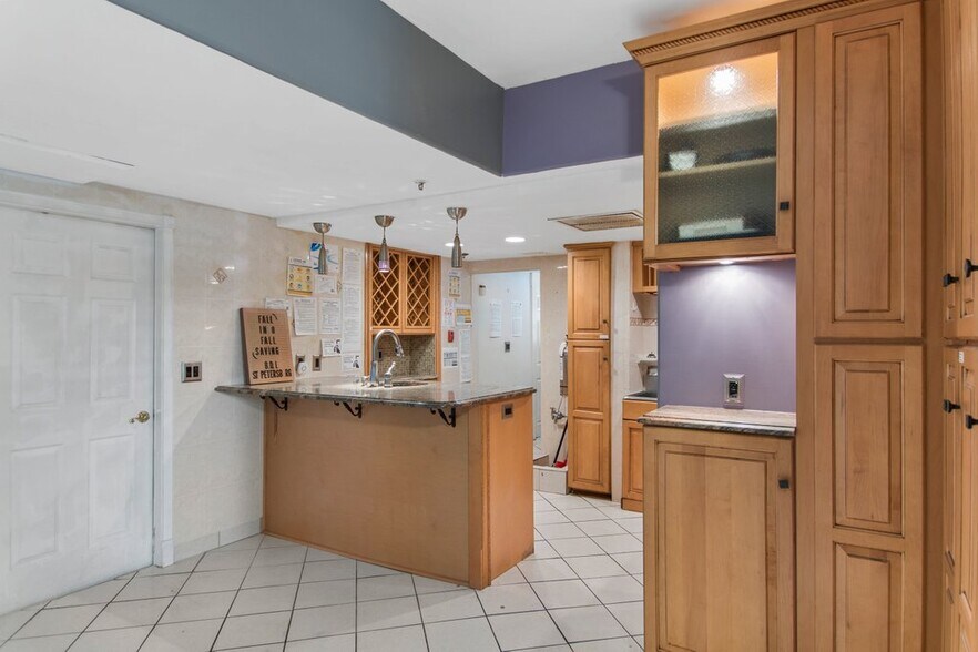 More Photos Of 532 Beach Dr NE, Saint Petersburg Hospitality For Sale