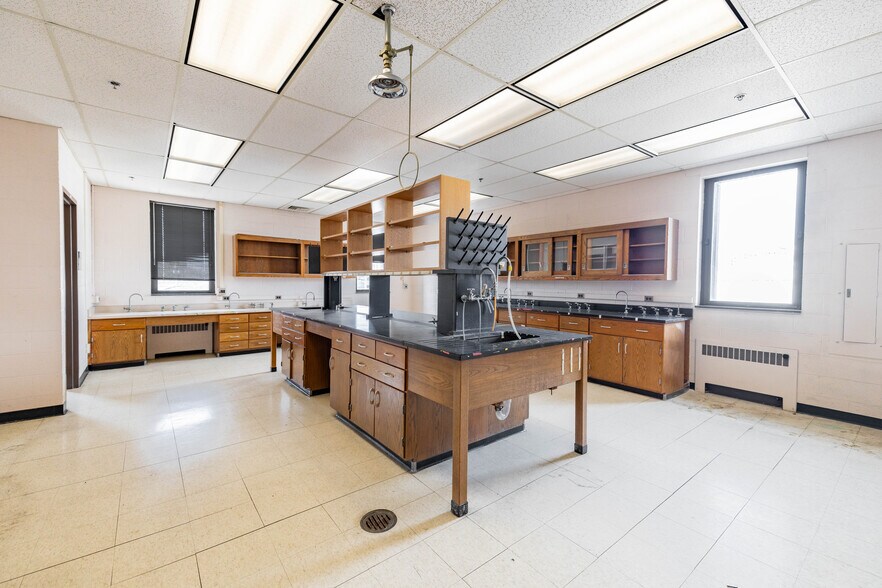 More Photos Of 110 E Warren Ave, Detroit Medical For Lease