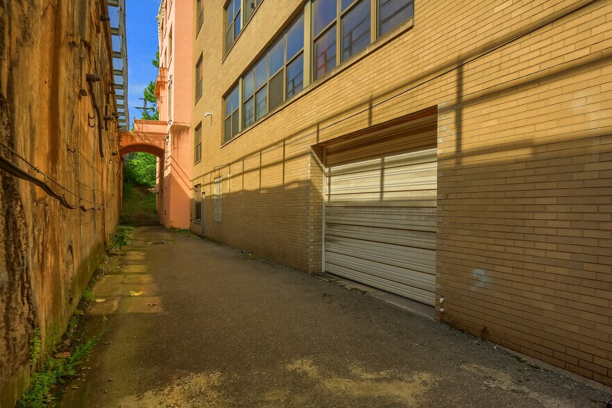 More Photos Of 664 Linden Ave, East Pittsburgh Flex For Sale