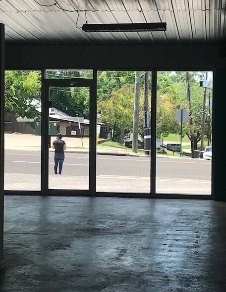 More Photos Of 1501 Sam Houston Ave, Huntsville Storefront Retail Office For Lease