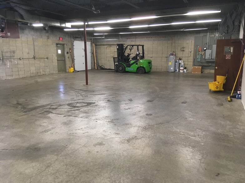More Photos Of 6647 Old Thompson Rd, Syracuse Warehouse For Lease