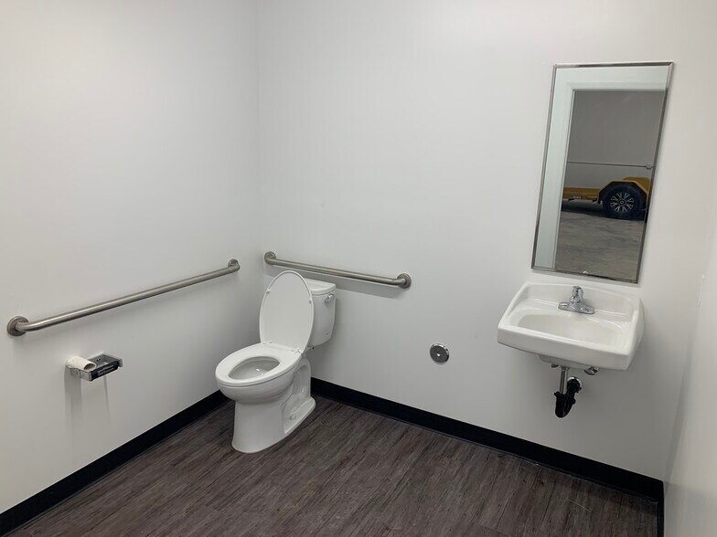 More Photos Of 15823 1/2 Stagg St, Van Nuys Warehouse For Lease