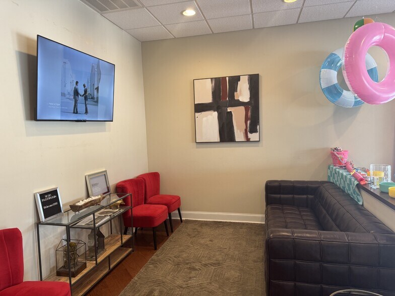 More Photos Of 2117 Whitesburg Dr SE, Huntsville Storefront Retail Office For Lease