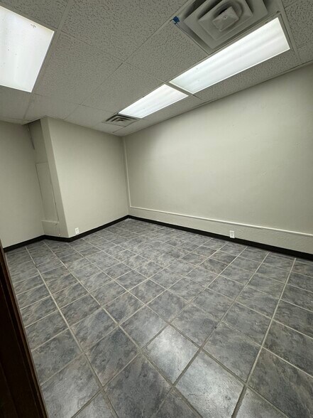 More Photos Of 901 N Virginia Ave, Oklahoma City Manufacturing For Lease