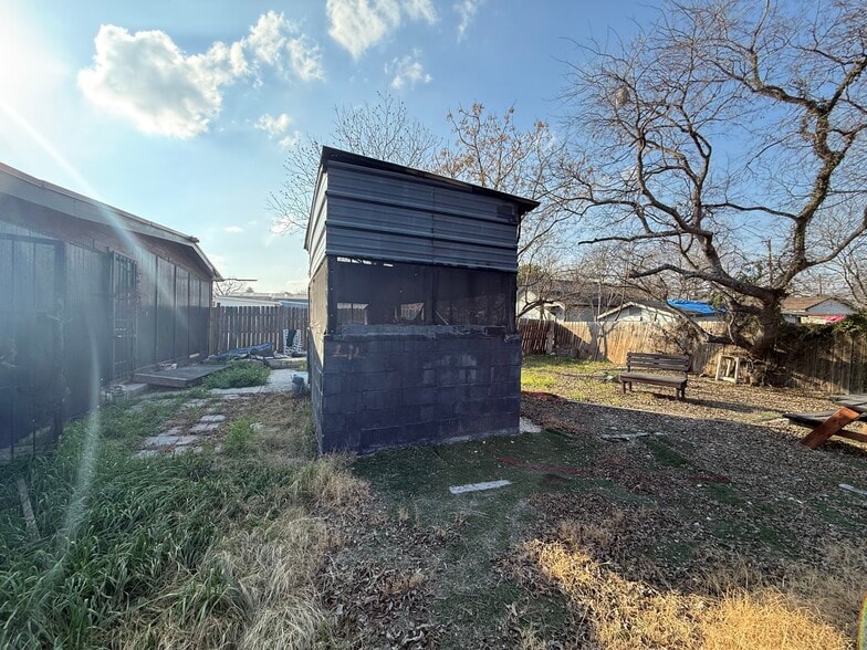 More Photos Of 2941 E Houston St, San Antonio Convenience Store For Lease