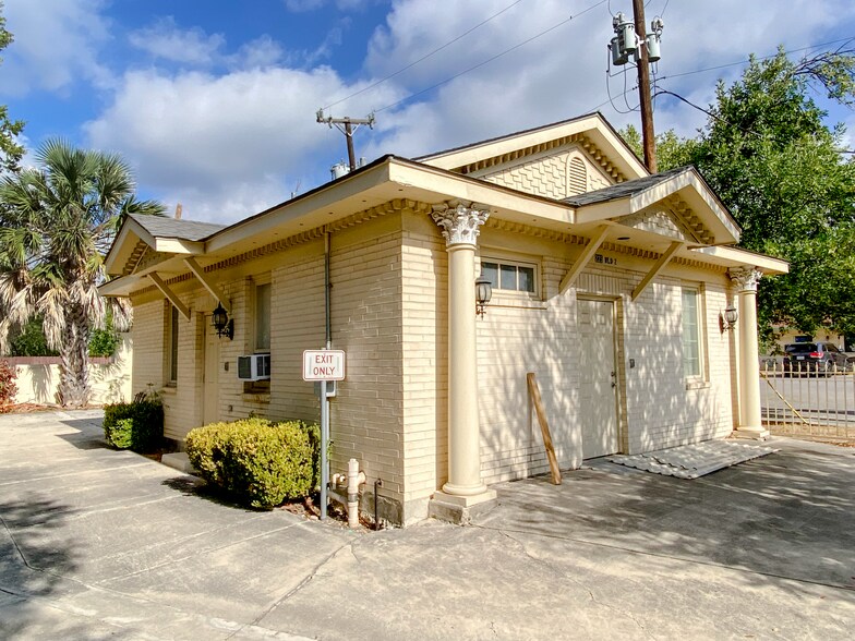 More Photos Of 225 E Locust St, San Antonio Office For Sale