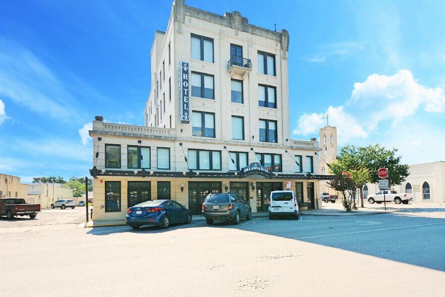 More Photos Of 217 S River St, Seguin Storefront Retail Office For Lease