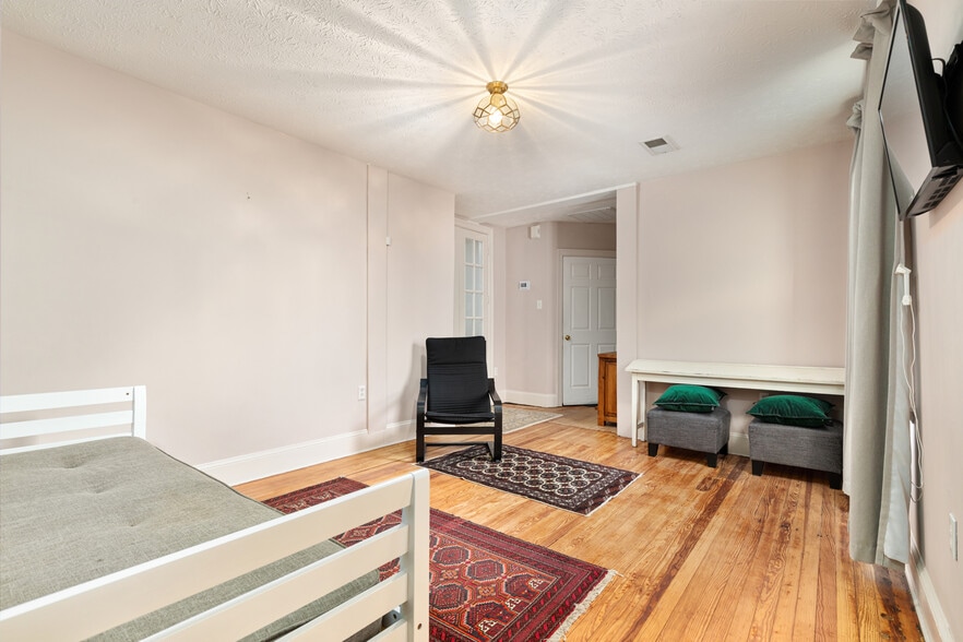 More Photos Of 238 E King St, Strasburg Storefront For Sale