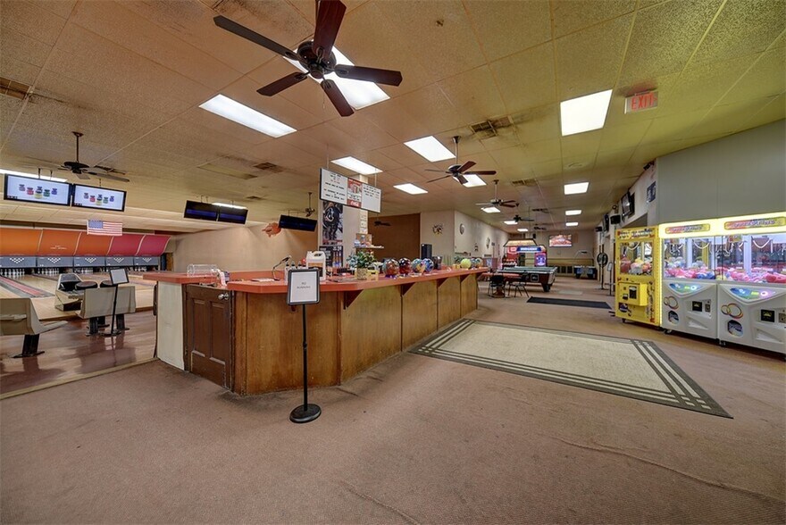 More Photos Of 233 College St, Schulenburg Sports And Entertainment For Sale