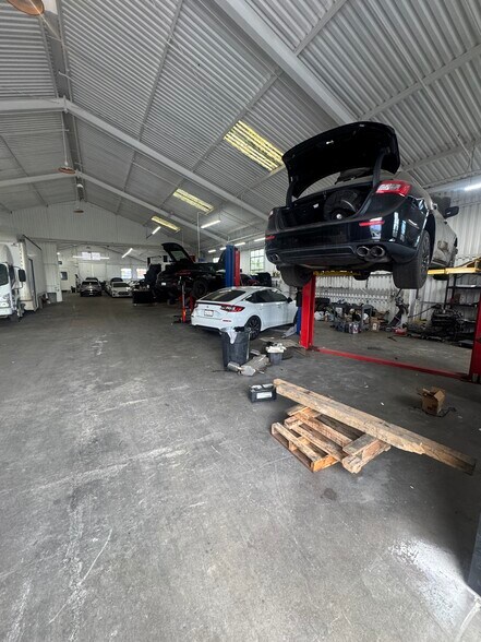 More Photos Of 8426-8428 San Fernando Rd, Sun Valley Warehouse For Lease
