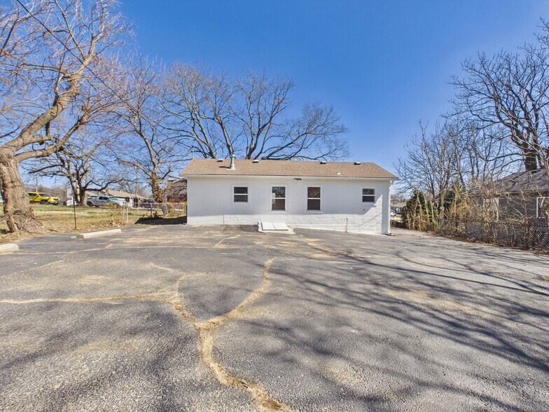 More Photos Of 6310 Ash Ave, Raytown Freestanding For Lease
