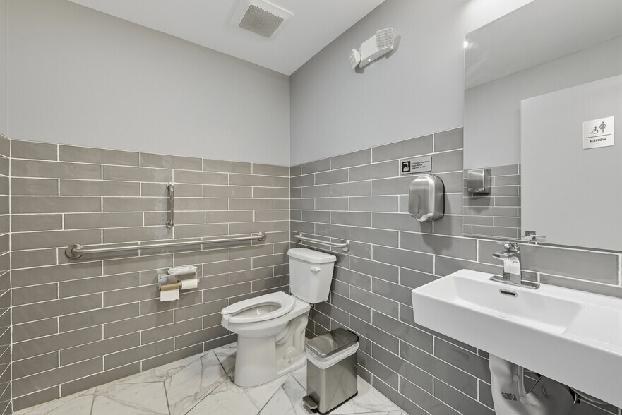 More Photos Of 801 W Grant Hwy, Marengo Showroom For Lease
