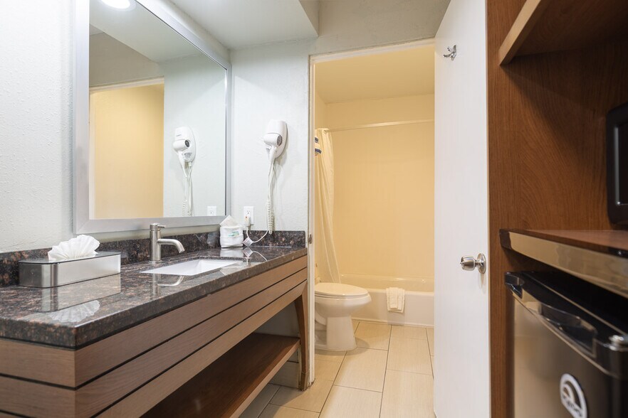 More Photos Of 1633 S Palm Canyon Dr, Palm Springs Hotel For Sale