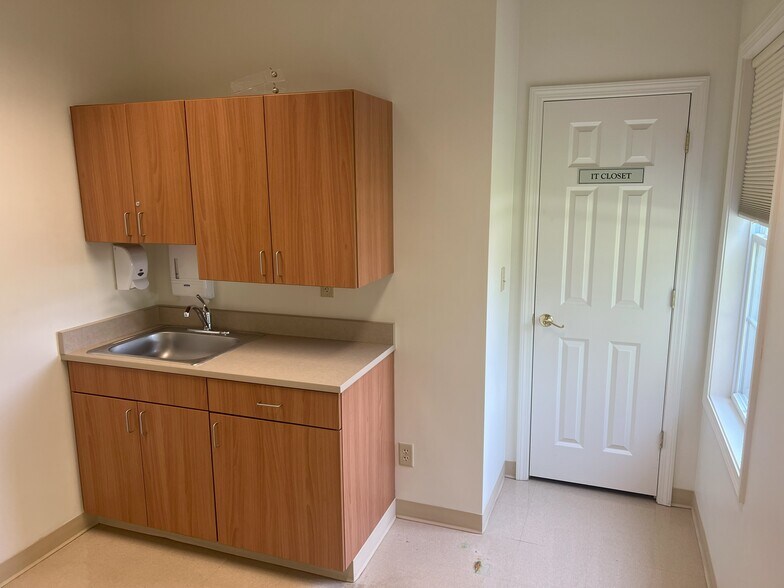 More Photos Of 21 Liberty Dr, Hebron Medical For Sale