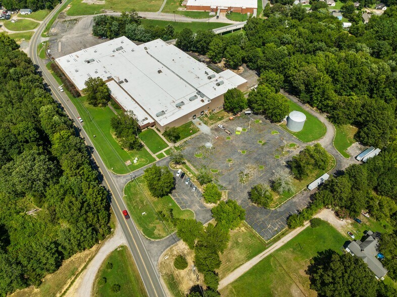 More Photos Of 327 Lewis St, Oxford Distribution For Lease