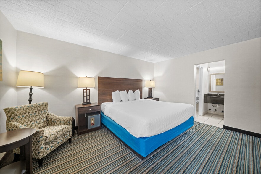 More Photos Of 21700 West Rd, Woodhaven Hotel For Sale