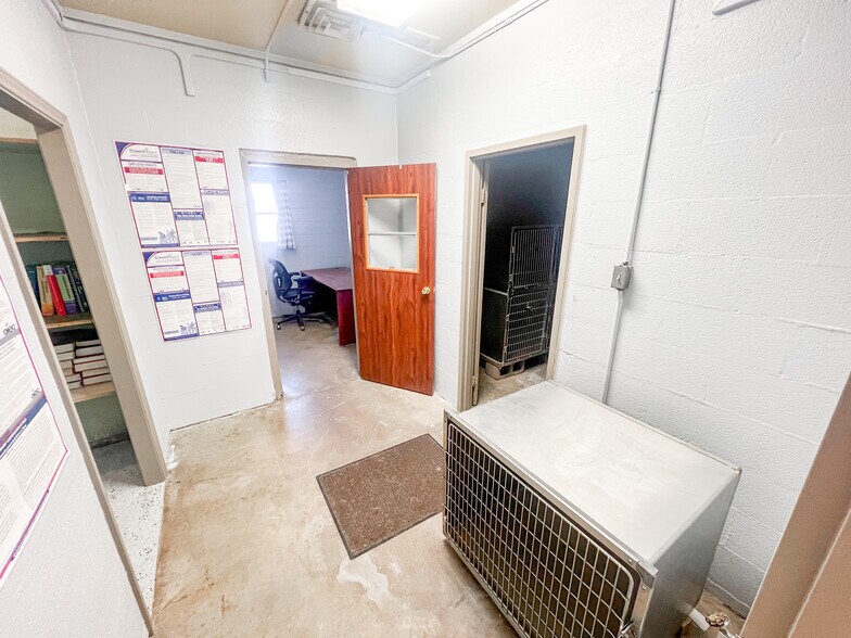 More Photos Of 3400 N Big Spring St, Midland Veterinarian Kennel For Sale