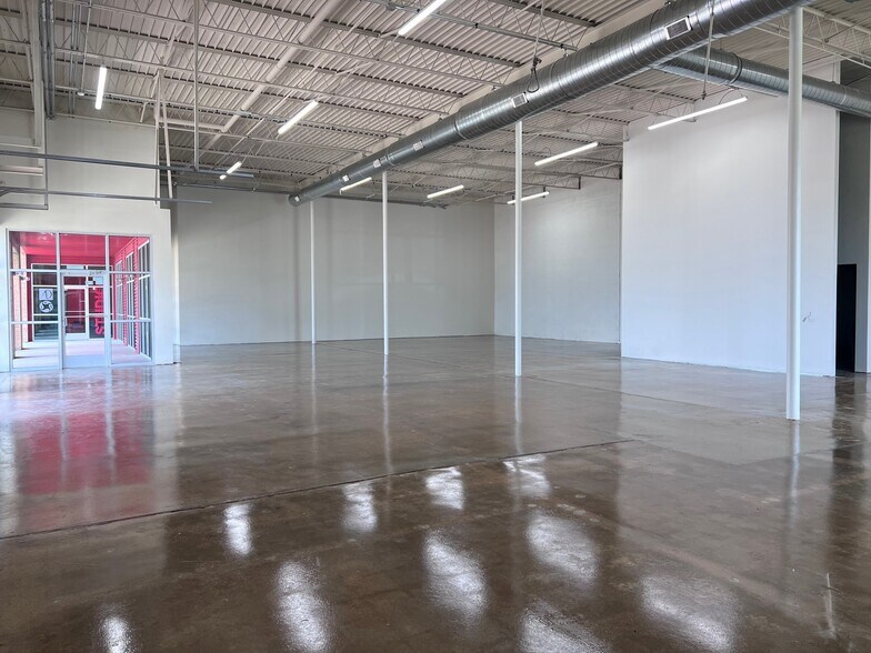 More Photos Of 2320 Valdina St, Dallas Showroom For Lease