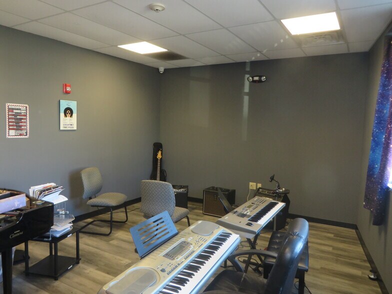 More Photos Of 1 W Main St, Somerville Freestanding For Lease