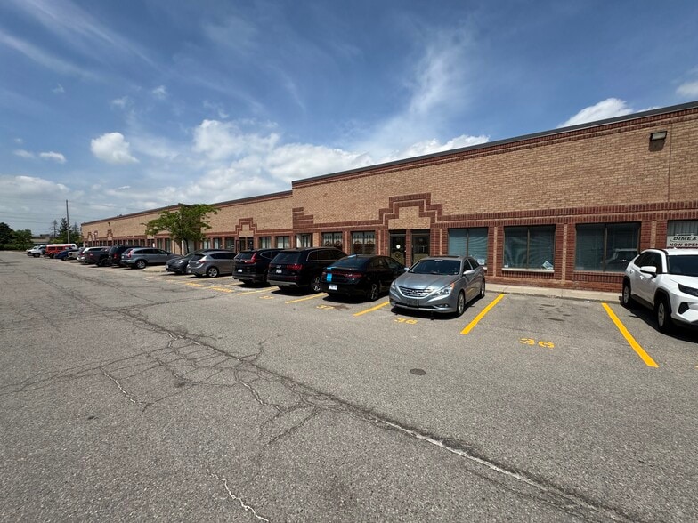 More Photos Of 2053 N Williams Pky, Brampton Light Distribution For Sale