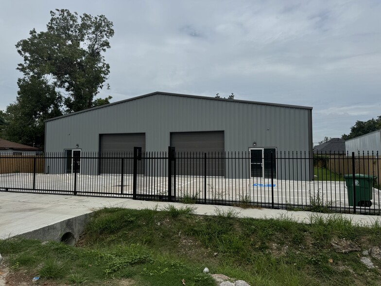 Primary Photo Of 10030 Burnside Ln, Houston Warehouse For Lease