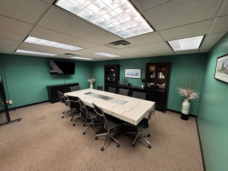 More Photos Of 4233 Roanoke Rd, Kansas City Office For Lease