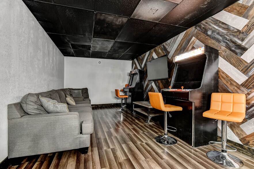 More Photos Of 4006 Texoma Pky, Denison General Retail For Sale