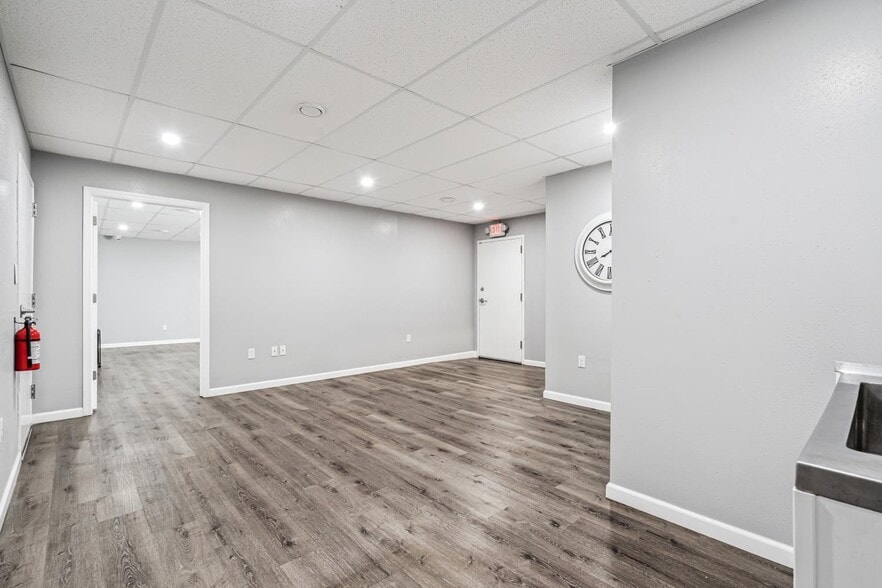 More Photos Of 1525 E Army Post Rd, Des Moines Auto Repair For Lease