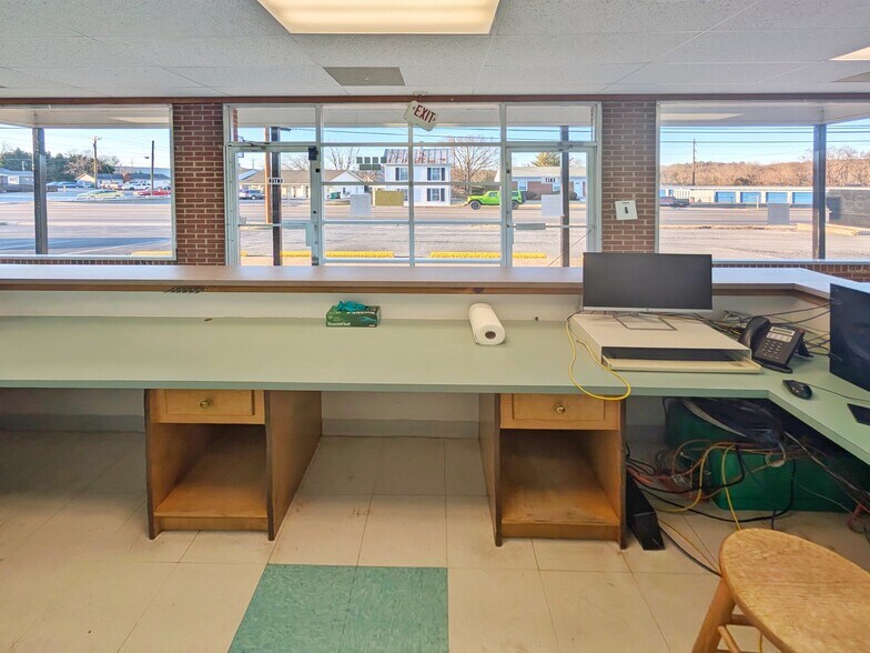 More Photos Of 1208 E Main St, Luray Flex For Sale