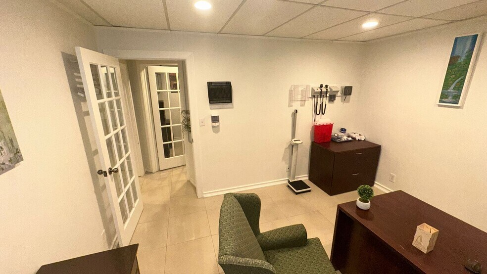 More Photos Of 7800 W Oakland Park Blvd, Sunrise Medical For Sale