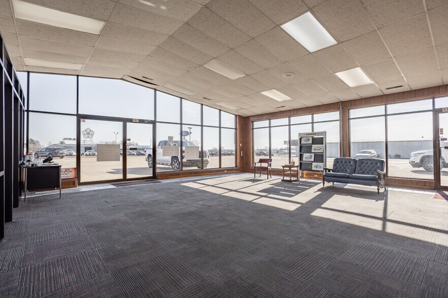 More Photos Of 3111 S Springfield Ave, Bolivar Auto Dealership For Sale