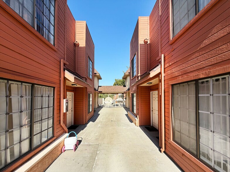 More Photos Of 403 Porter St, Glendale Apartments For Sale