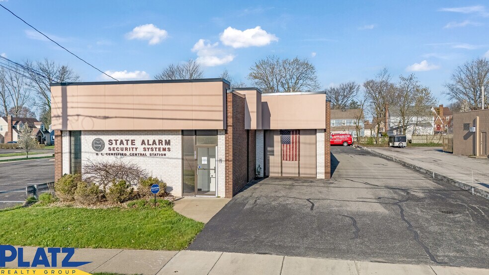 Primary Photo Of 5956 Market St, Youngstown Office For Sale