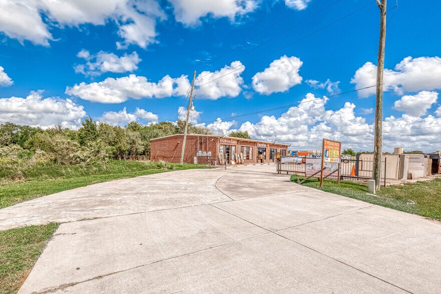 More Photos Of 15511 Highway 6, Rosharon Storefront Retail Office For Lease