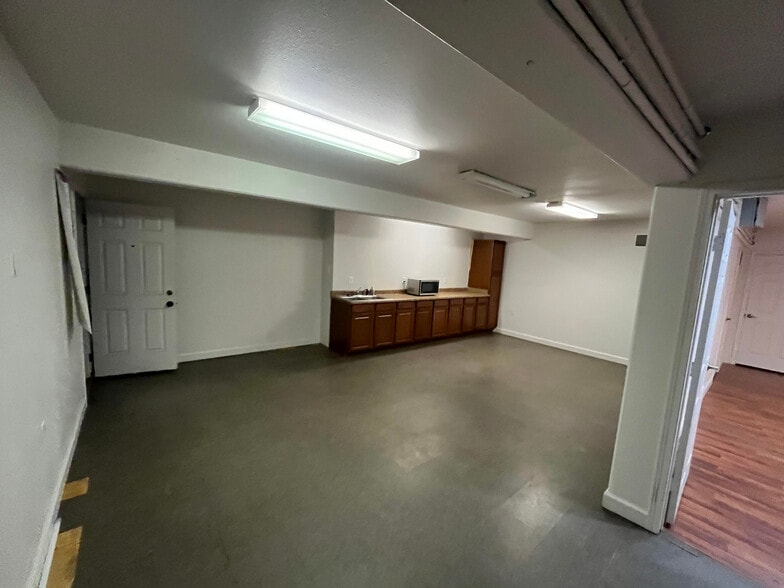 More Photos Of 1615 E Chemical Dr, Kennewick Distribution For Lease