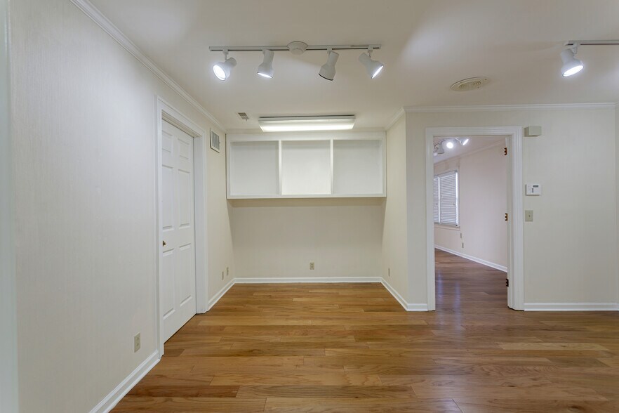 More Photos Of 644 W Iris Dr, Nashville Office For Lease