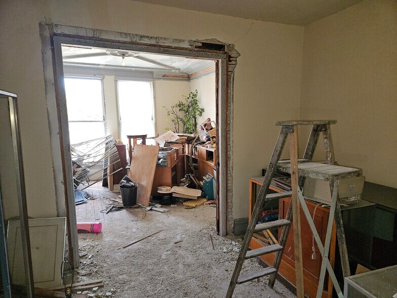 More Photos Of 34 Michigan Ave E, Battle Creek Storefront Retail Residential For Sale