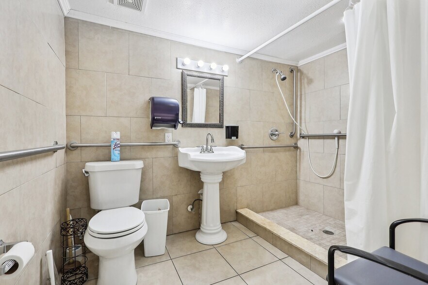 More Photos Of 201 Rosefield Ave, Leesburg Healthcare For Sale