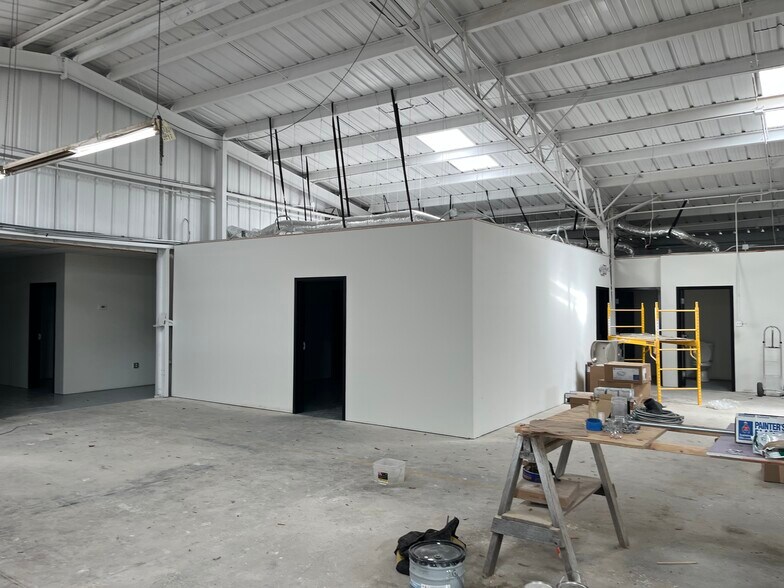 More Photos Of 404 S Shelfer St, Quincy Warehouse For Lease