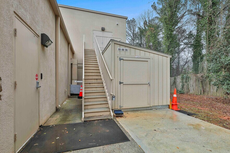 More Photos Of 1039 Sullivan Rd, Newnan Office For Lease