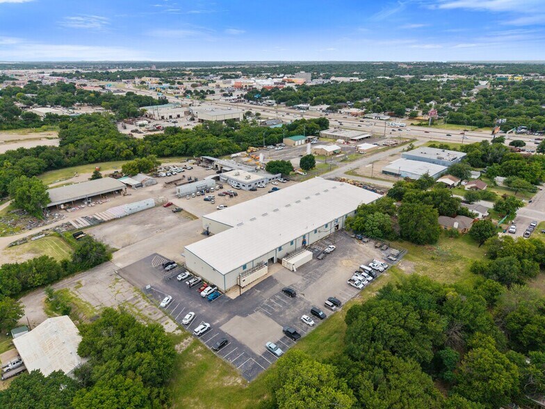 More Photos Of 921 E Waggoman St, Fort Worth Distribution For Lease
