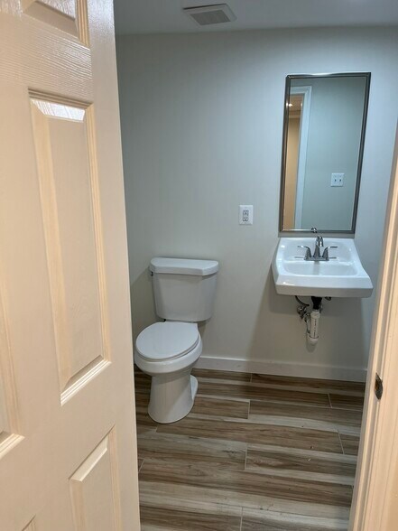 More Photos Of 5 Barney Cir SE, Washington Medical For Lease