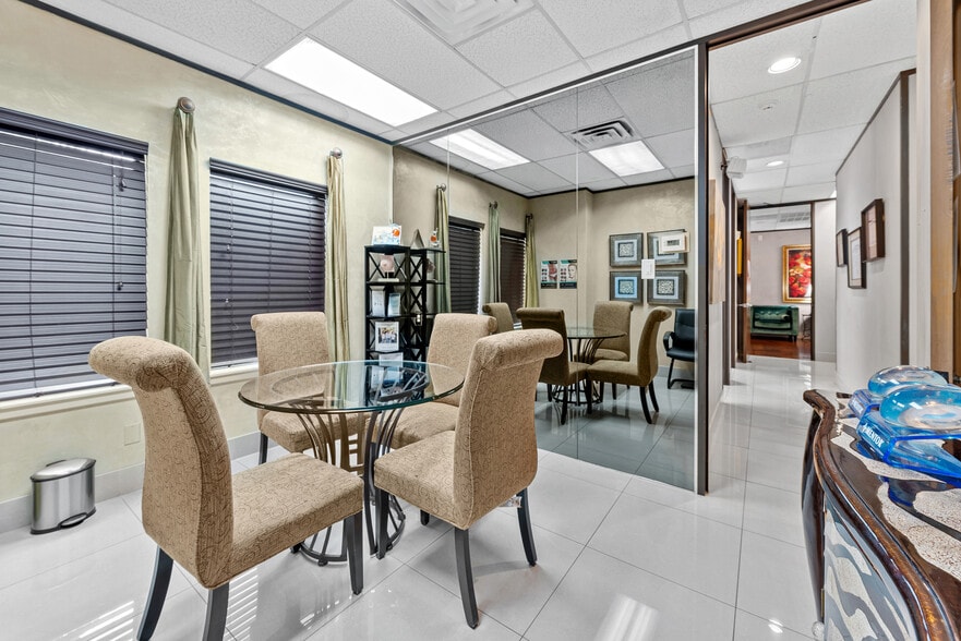 More Photos Of 630 W 34th St, Austin Medical For Lease