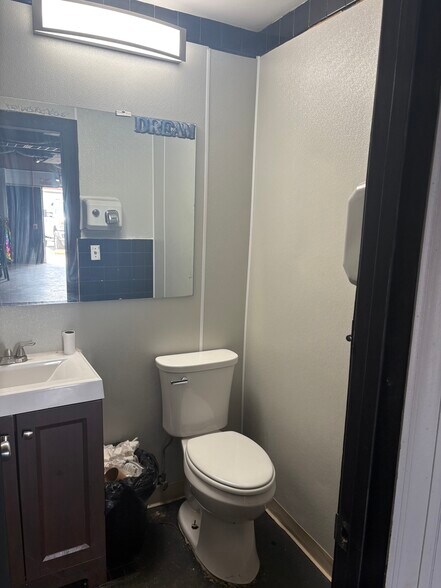 More Photos Of 4601-4607 W Lake St, Melrose Park Freestanding For Lease