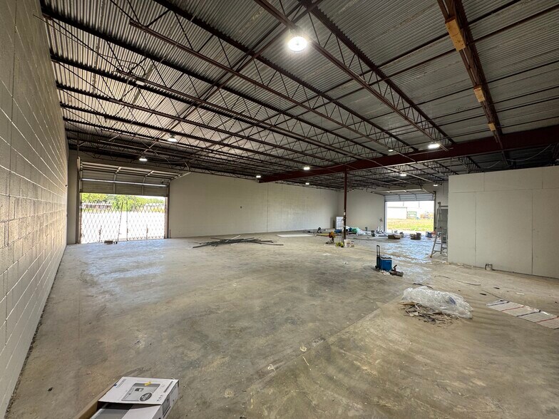 More Photos Of 8539 NE Loop 410, San Antonio Service For Lease